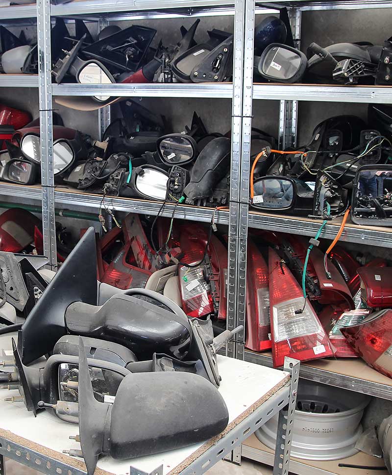 Recambios de vehículos Recicar Estantería con focos, retrovisores y pilotos viejos de coches.