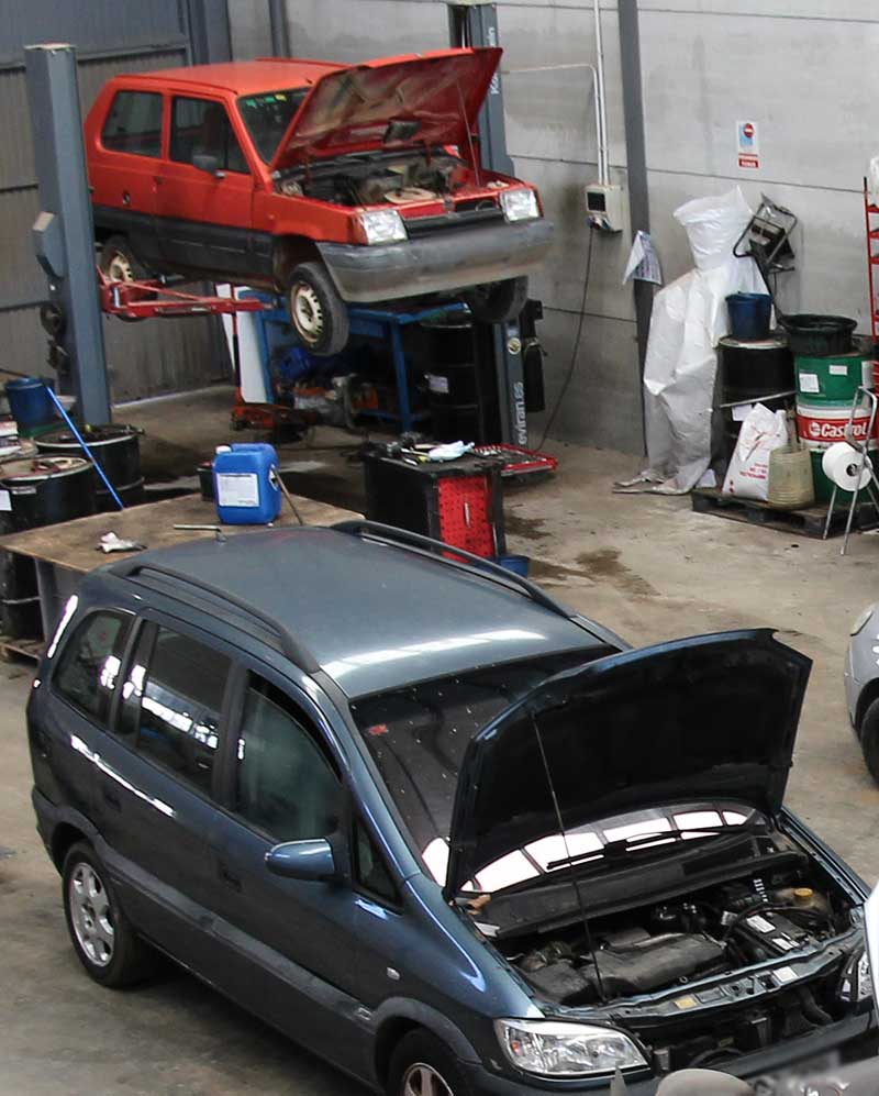 Despieces de vehículos Desguaces Recicar Imagen de un Opel Zafira de color azul con el capó levantado en un taller.